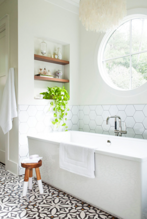 Kamar Mandi dengan Bak Mandi Berdiri